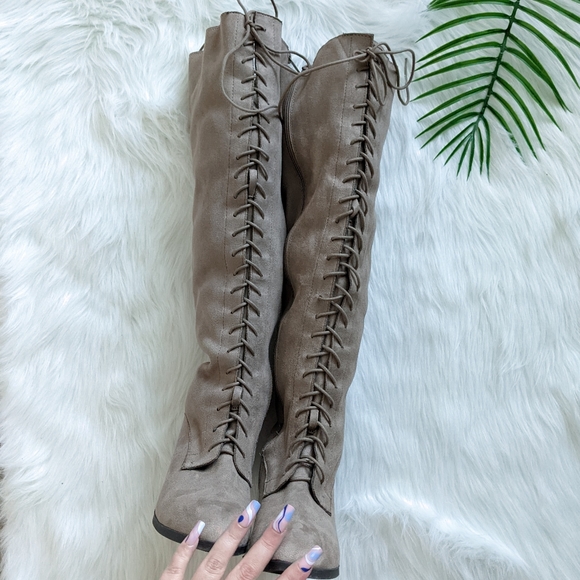 SOLD 🤠 Tan knee high lace up faux suede chunky heel boots - Picture 4 of 8
